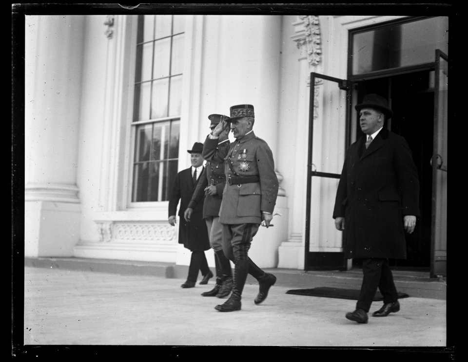 Group leaving White House, Washington, D.C. LCCN2016890829