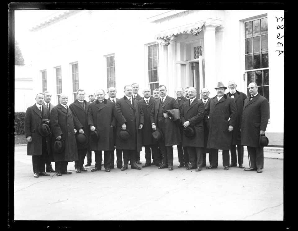 Group at White House, Washington, D.C. LCCN2016890941