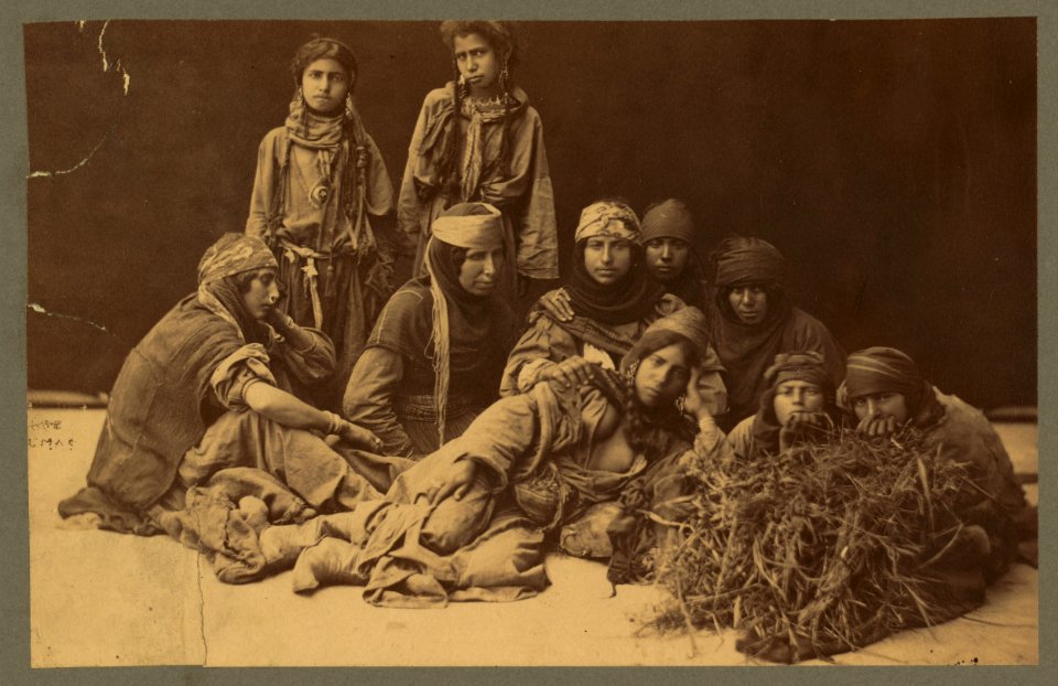 Group of Bedouin women huddled together, two standing, others seated) - (D)umas LCCN2004671951