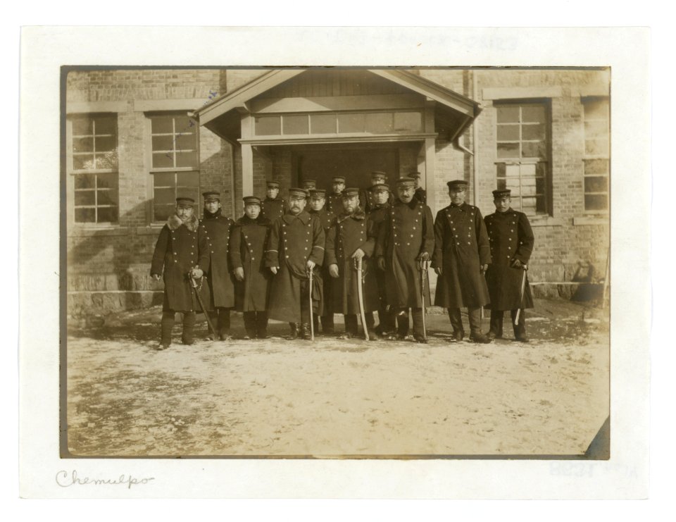 Group of Japanese officers in front of legation at Chemulpo LCCN2001695598