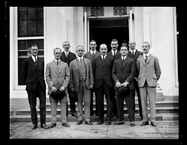 Group of men at White House, Washington, D.C. LCCN2016890920