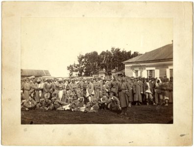 Group of convicts ready to embark on a prison barge, Tiumin (i.e., T i umen)̦ LCCN99615457