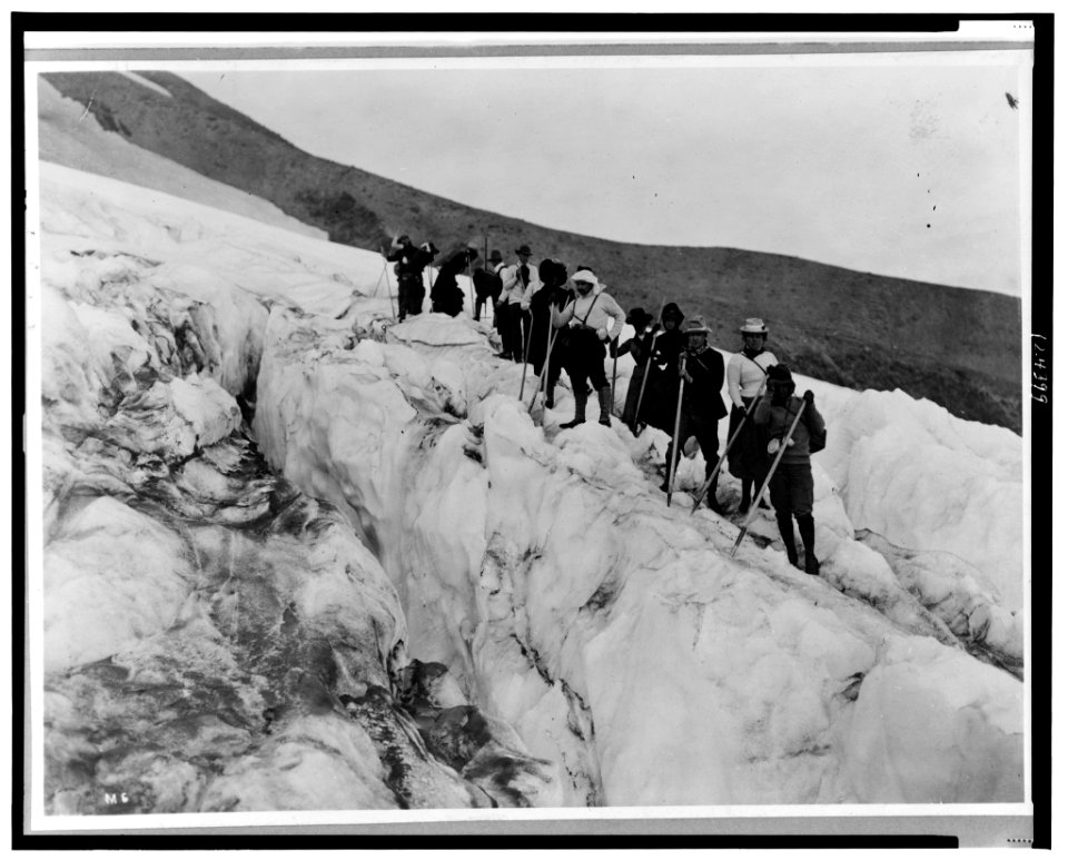 Group of men and women mountaineering on Mount Shasta, California LCCN99472528