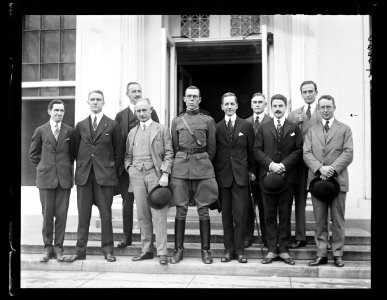 Group of men at White House, Washington, D.C. LCCN2016890921