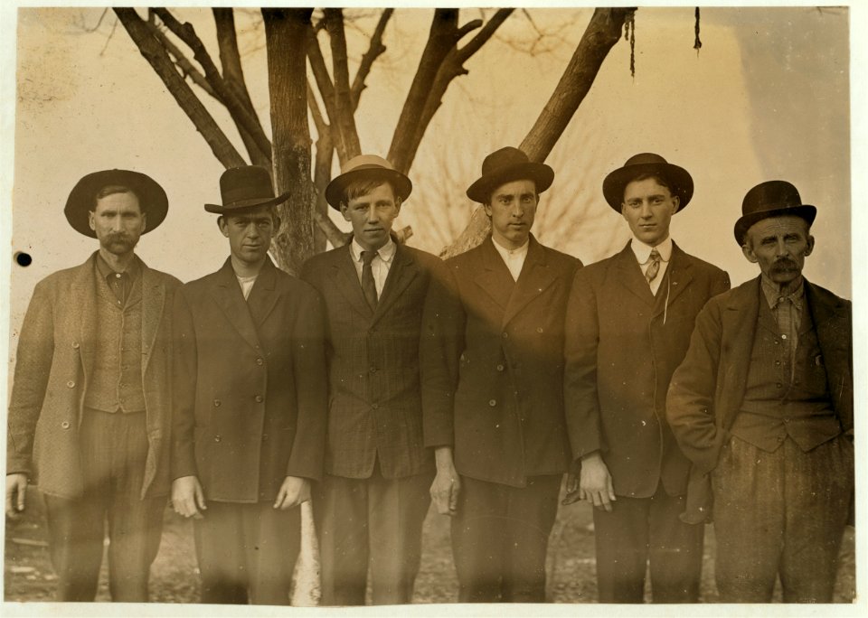 Group of mill hands working in Salisbury, N.C. Cotton Mills. LOC nclc.01523