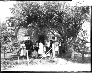 Group of people in front of house 1907 (3195514280) photo