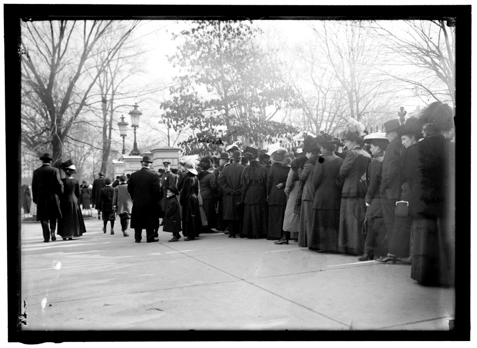 Group of people in line at White House gate, Washington, D.C. LOC hec.01896