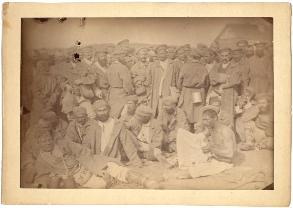 Group of prisoners on the road beyond Tomsk LCCN99615469