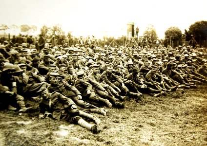 Group of prisoners taken by Britain in the new advance, WWI (28018620433)
