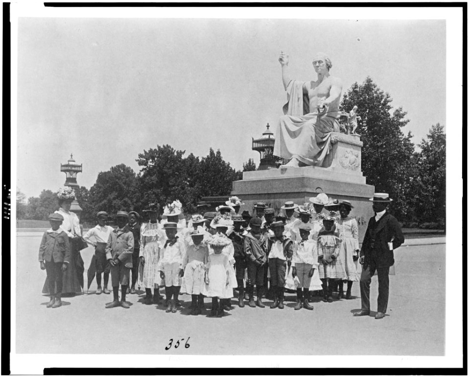 Group of school children in front of statue of George Washington, Washington, D.C. LCCN94506121