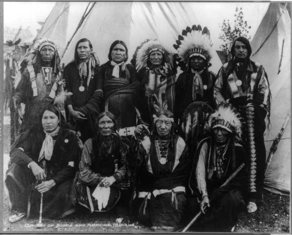 Group of Sioux and Apache Indians LCCN2012646823