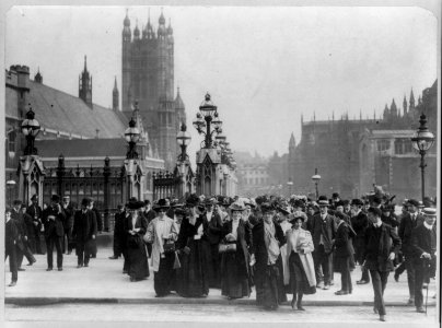 Group of suffragettes standing outside Parliament - London, ca. 1910 LCCN2006690187