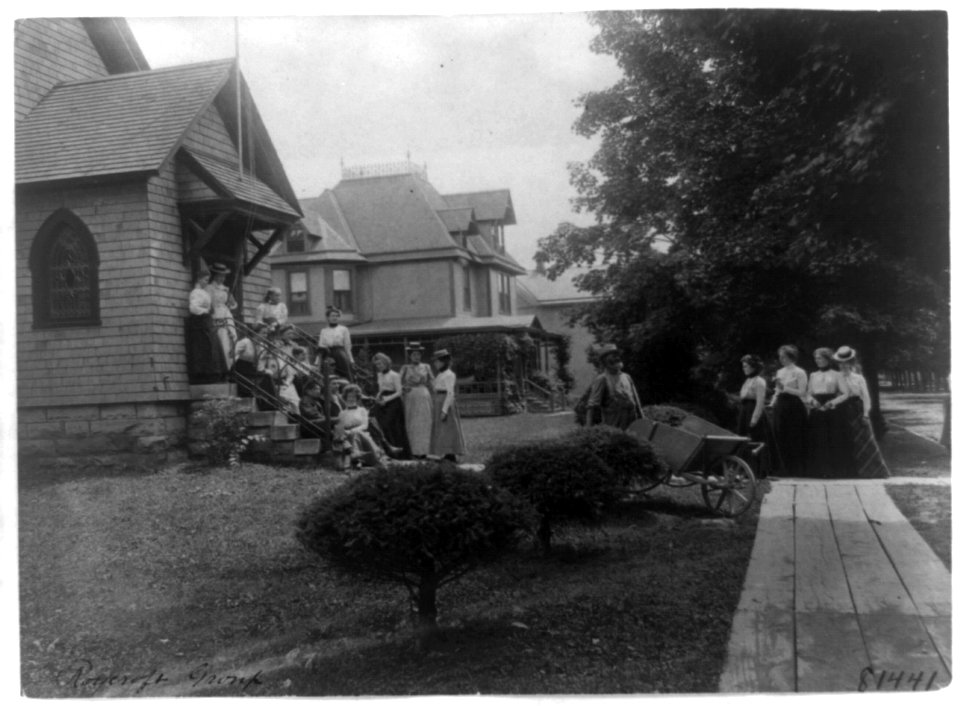 Group of women and a few boys outside Roycroft shop, East Aurora, N.Y. LCCN96516202