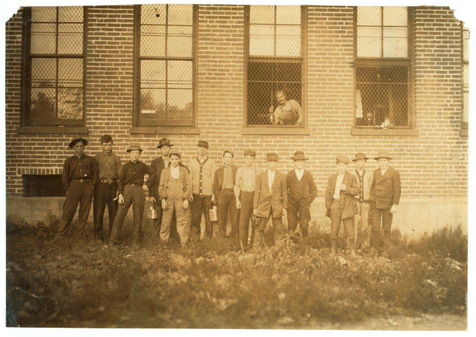 Group of Workers, Peters Shoe Co., De Soto, Mo. (See label 1700.) LOC nclc.04687