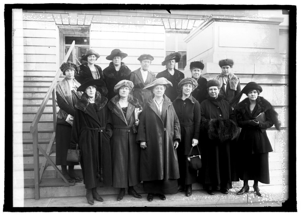 Group of women, 12-20-20 LCCN2016844900
