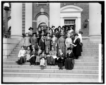 Group of women doctors at Walter Reed Hospt., (Washington, D.C.), Oct. 17, (19)19 LCCN2016852903 photo