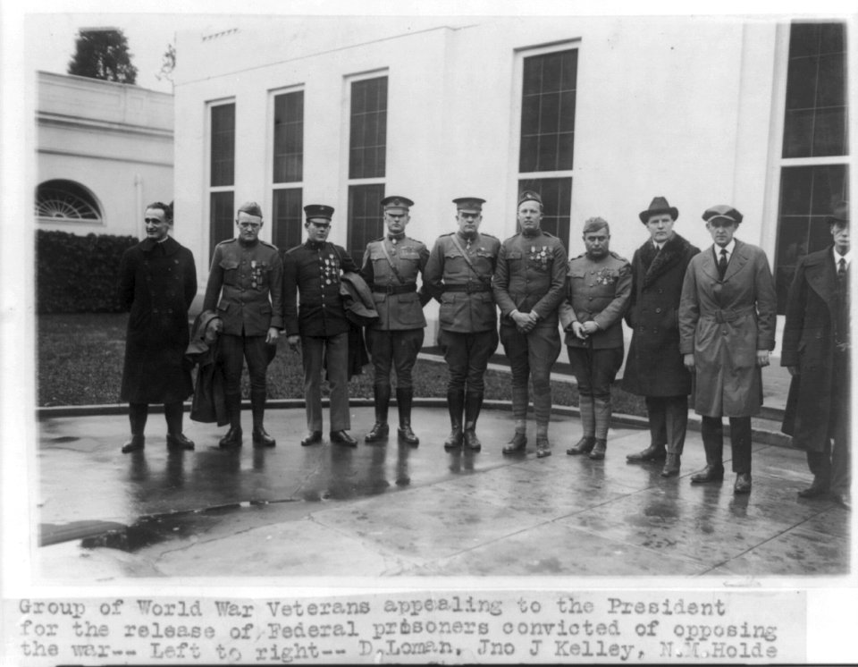 Group of WWI veterans at White House to appeal to the Pres. for release of fed. prisoners convicted of opposing the war - D. Loman, John J. Kelley, N.M. Holderman, Geo. H. Mallon, Clayton K. LCCN2002695746