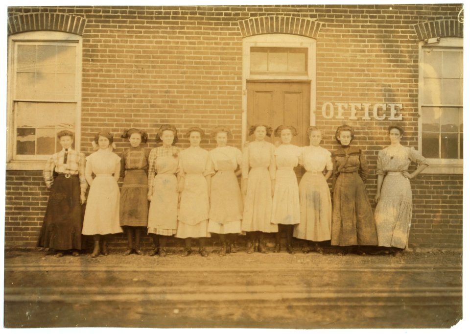 Group of Young Girls Working in Peerless Box Co., Washington, Mo. LOC nclc.04698
