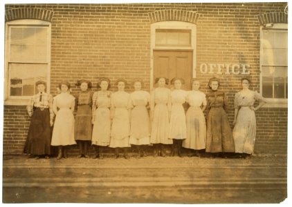 Group of Young Girls Working in Peerless Box Co., Washington, Mo. LOC nclc.04698