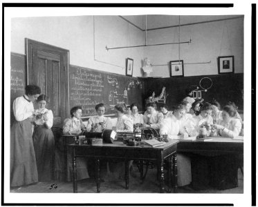 Group of young women studying electro-magnets in normal school, Washington, D.C. LCCN90711155