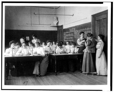 Group of young women studying static electricity in normal school, Washington, D.C. LCCN90711158