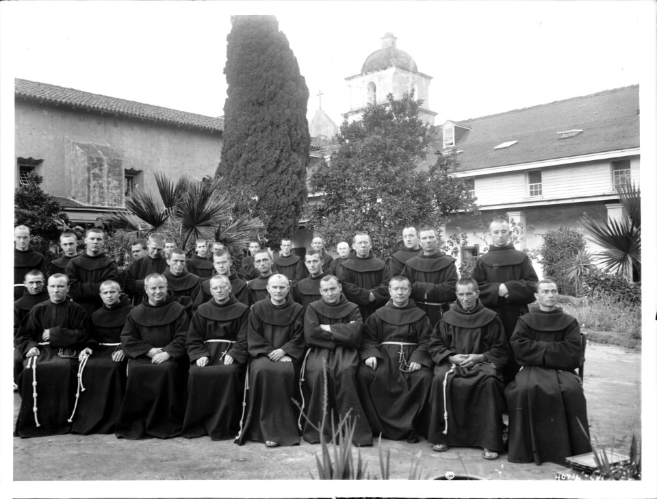 Group portrait of about 30 Franciscan monks outside at Mission Santa Barbara, 1904 (CHS-4074)