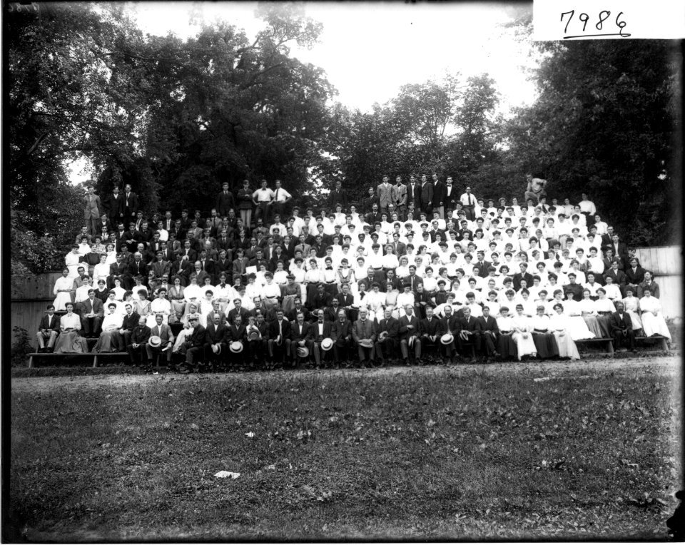 Group portrait of summer school students 1907 (3194663527)
