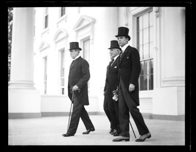 Group outside White House; Charles Evans Hughes, left. Washington, D.C. LCCN2016890831