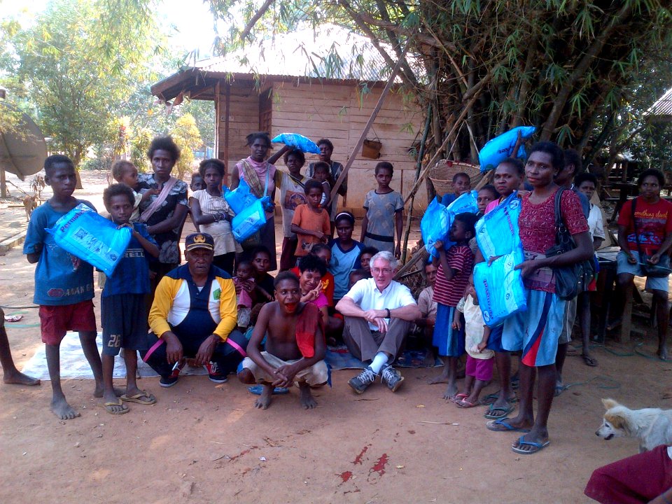 Group photo of residents with new malaria nets. (15361667919)