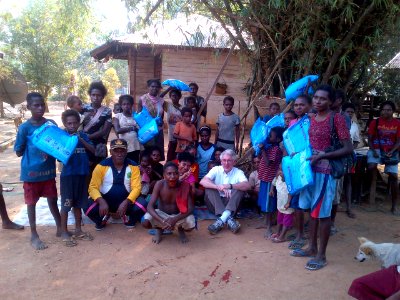 Group photo of residents with new malaria nets. (15361667919)