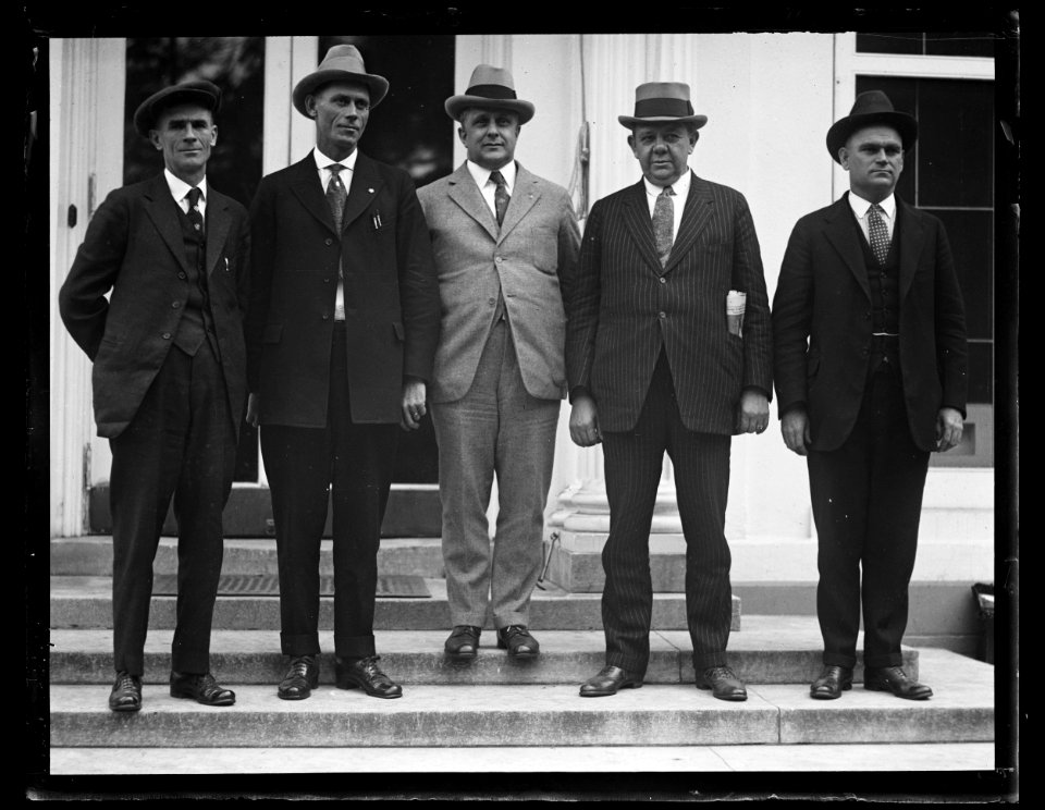 Group outside White House; James J. Davis, center. Washington, D.C. LCCN2016890766