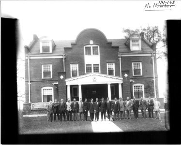 Group portrait in front of Phi Delta Theta house 1913 (3200489850) photo