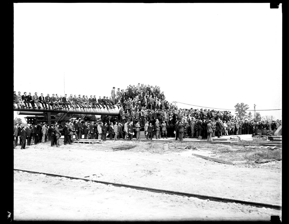 Group with military artillery LCCN2016891744