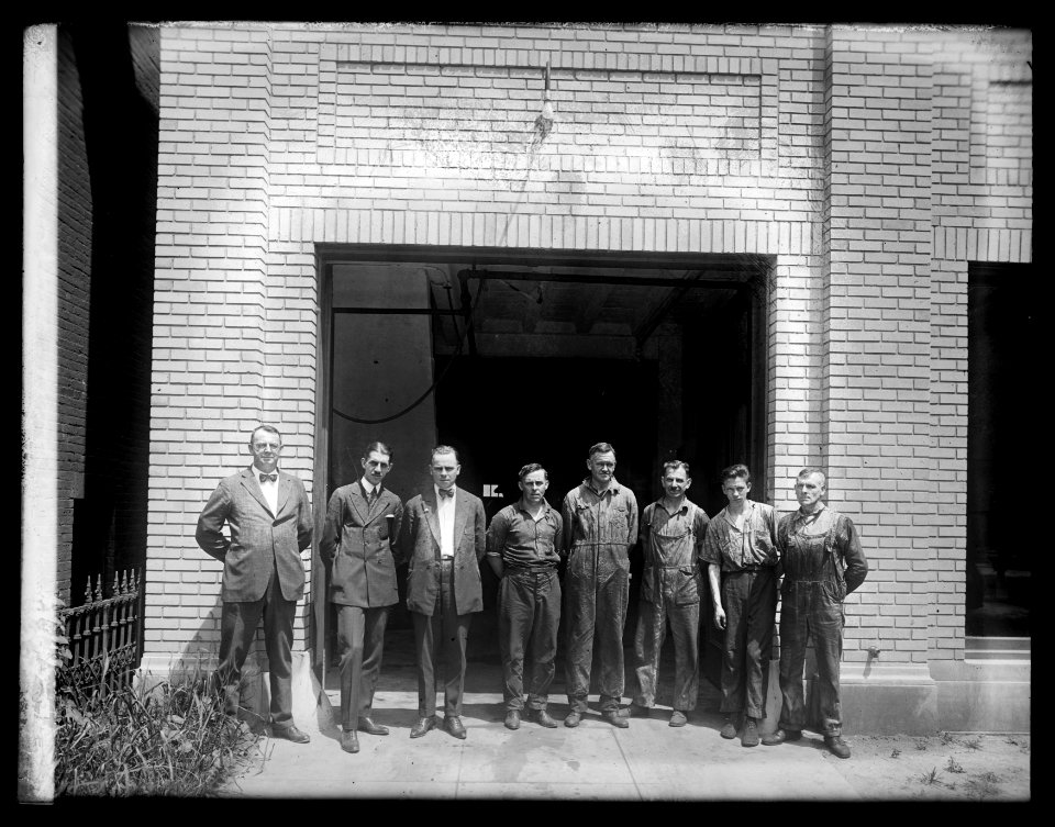 Group, Wayne Smith garage LCCN2016852139