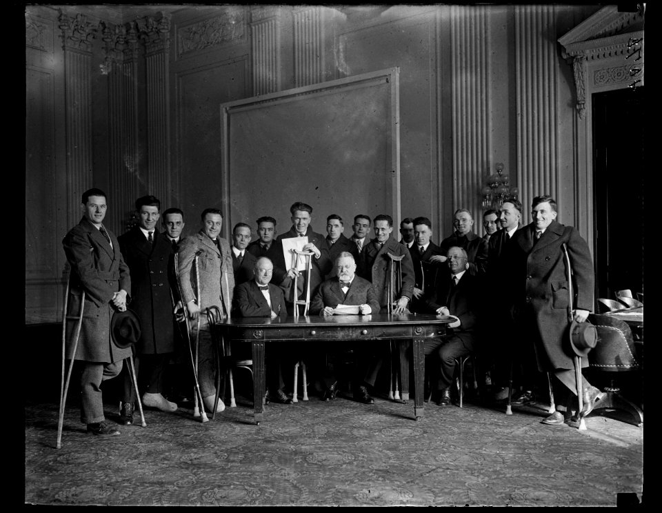 Group- wounded men LCCN2016891235