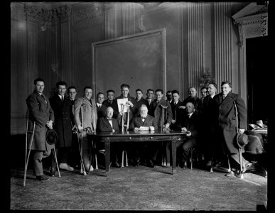 Group- wounded men LCCN2016891235