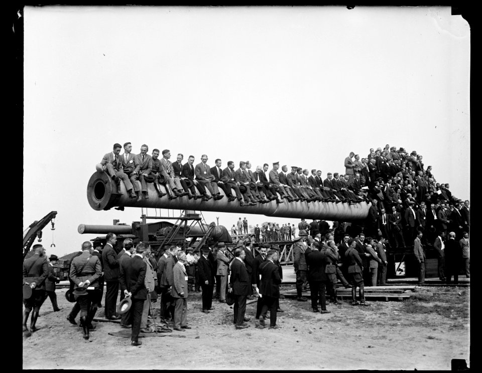 Group with military artillery LCCN2016891745