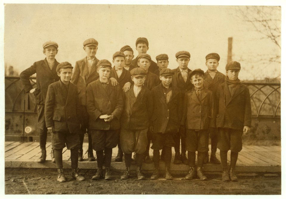Group working in Ludlow Mills. George Barcome, Stoney Hill, Ludlow. (Front row right hand end). Been band boy for three months in -10 mill. Frank Shefjack (next George) see -2665. Eddie LOC nclc.02454