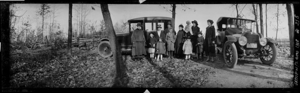 Group with two automobiles LCCN2017656462