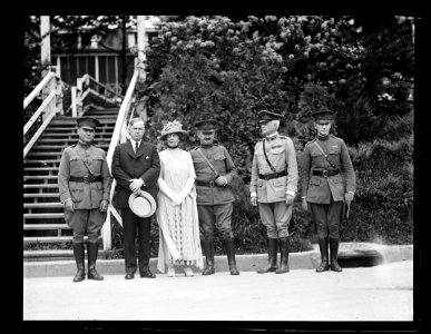 Group; includes Mrs. Harding, 3rd from left LCCN2016891591