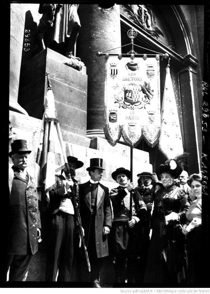 Groupe de Bretons de Paris portant un étendard sur la parvis de l'église Saint-Roch