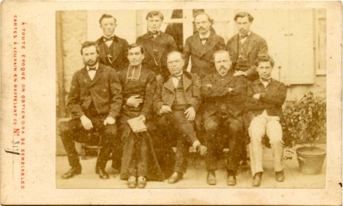 Groupe d'hommes avec un prêtre (C Bretagne)