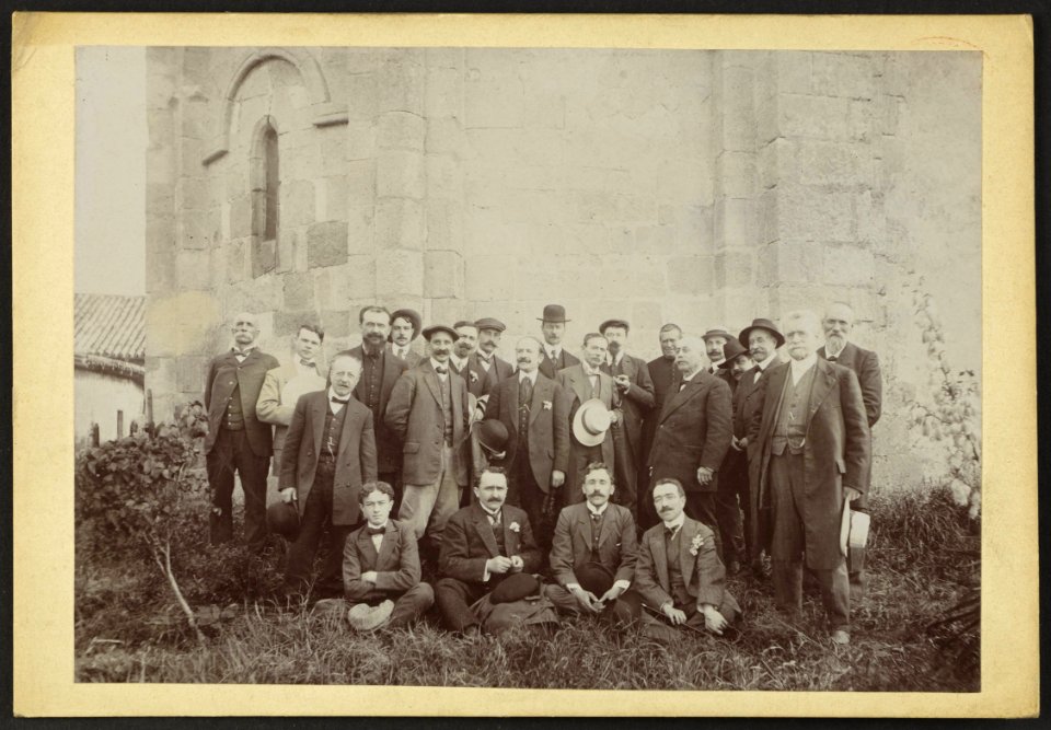 Groupe de personnes devant l'église de Challignac - J-A Brutails - Université Bordeaux Montaigne - 1680