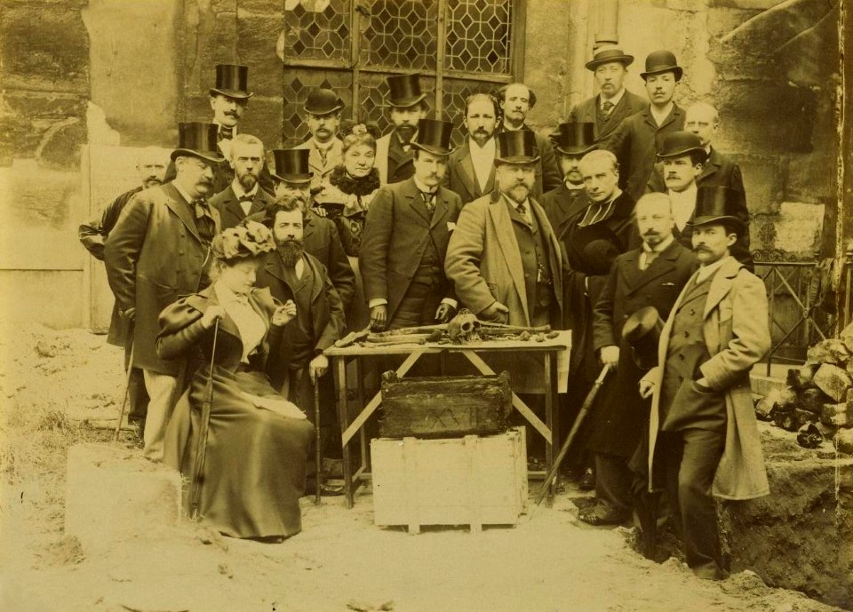 Groupe de personnes au cimetière Sainte-Marguerite le 5 juin 1894