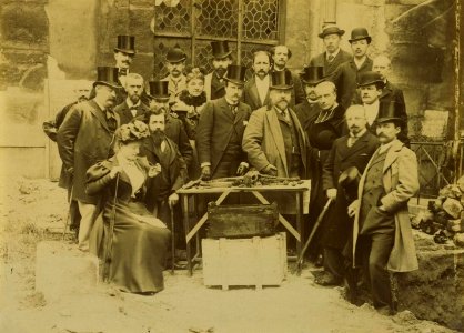 Groupe de personnes au cimetière Sainte-Marguerite le 5 juin 1894