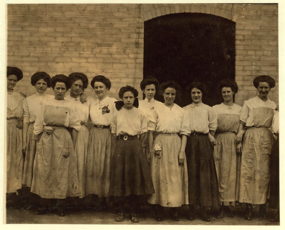 Groups of workers in Delaware Hosiery Mill. LOC nclc.01880