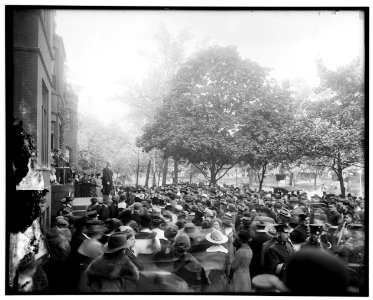 Grp. at Hotel Gordon. Liberty Loan speaking LOC hec.13706