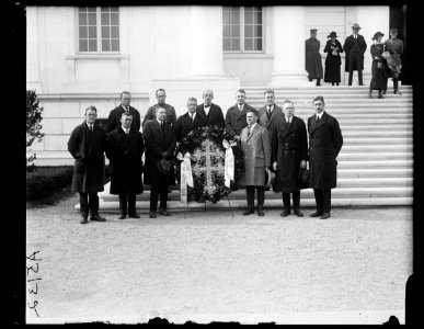 Grp. on steps of Amptheatre. Armistice Day LCCN2016891910