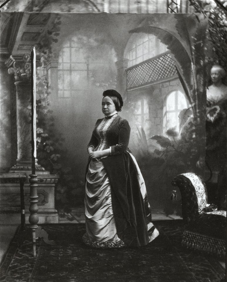 Großherzogin Sophie vor einem Atelier Prospekt, 1892