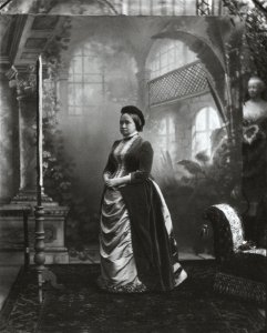 Großherzogin Sophie vor einem Atelier Prospekt, 1892 photo